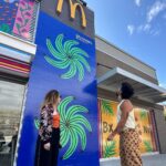 Camilo Instagram – #ad Familia de New York, con orgullo les comparto esta colaboración #ritmoycolormcd junto a @mcdonalds y @carlisimaultra

Carla es una gran artista visual que tuvo la oportunidad de intervenir un restaurante McDonald’s en la cuidad de Ny con sus murales inspirados en su latinidad y en su país de origen, Ecuador. 

Vayan a ritmoycolormcd.com para más información 🔥🔥