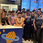 Camilo Instagram – #ad Familia de New York, con orgullo les comparto esta colaboración #ritmoycolormcd junto a @mcdonalds y @carlisimaultra

Carla es una gran artista visual que tuvo la oportunidad de intervenir un restaurante McDonald’s en la cuidad de Ny con sus murales inspirados en su latinidad y en su país de origen, Ecuador. 

Vayan a ritmoycolormcd.com para más información 🔥🔥