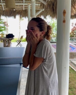 Camilo Instagram - Amanecí ilusionado porque hoy sale mi álbum DELUXE… y Dios me sorprendió con esto:
Evaluna descubrió un colibrí que se perdió dentro de la casa y estaba asustado.
Tratamos de ayudarlo, y nos permitió conocerlo, conversar con él, Evaluna le preparo un poquito de beber, nos hicimos amigos y pudimos acompañarlo hasta el momento en que retomó su vuelo.
Cuando estaba listo para irse, salió a volar y se montó en mi cabeza como despidiéndose, y regalándome uno de los momentos más lindos de mi vida.
Yo no sé cómo se comunica Dios con ustedes, pero conmigo lo hace así.