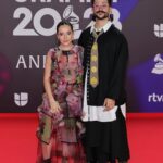 Camilo Instagram – Anoche en Sevilla.
Nos llevamos el Latin Grammy por el documental “El Primer Tour de mi Vida”!! Y se sintió diferente a haber ganado los anteriores!!! Se sintió como que le hubieran dado el premio a TODA LA TRIBU, porque al final, son ustedes los protagonistas!!
Estar anunciando la gira del año que viene justo cuando nos dan un Grammy por la gira anterior es como WOW, un círculo completo!
Vayan a ver el documental, que sé que van a sentir ganas de tomar riesgos, rodearse de gente valiosa y salir a hacer cosas significativas!! 
Le dedico este premio a mi país, y a la familia que caminó conmigo a lo largo de estos 150 conciertos en esta gira que me transformó para siempre!!! 
Gracias @manuelcarrasco_ @edgarbarrera @iza por compartir el escenario conmigo!! 
Gracias a la academia por tantas alegrías @latingrammys 
Soy feliz!