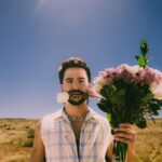 Camilo Instagram – El día que grabamos el video de palpita en el desierto cerca a Los Ángeles, nos perdimos. El lugar era en la mitad de la nada. Vi un zorro por primera vez.
Un señor llegó en un carro y cuando abrió el baúl, adentro había una pizza gigante, del tamaño de un ventilador de techo y con los ingredientes estaba escrito mi nombre y el de Diljit.
El viento parecía que iba a levantarnos del piso.
Se me llenaron los zapatos por dentro de unos pedazos de unas plantas que se sentían como agujas.
Corté una camisa y me puse las mangas de medias.
Vi bailar a @diljitdosanjh con unos pasos que nunca había visto en mi vida.
Y el video quedó así de increíble como ese día.