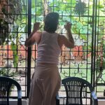 Camilo Instagram – En el aeropuerto, apenas llegué, con el corazón a mil por estar en Montería, una niña me preguntó si podía orar muy rápido. Le dije que sí y dijo: “Gracias Padre, porque Camilo regresó a su casa”. Ahí se completó mi corazón! 
1. Volver a 2C 📝 
2. Dos Monterianos volviendo a casa. Gracias @manuelturizo por esta invitación. Te admiro profundísimamente. 
3. En este patio nunca pasó el tiempo
4. Peto 4 the soul 🥣 
5. Mi niñez sigue jugando en estas canchas
6. Timbrando en la primera casa que recuerdo para que me dejaran entrar a recordar.
7. Yo me quedo aquí debajo de la bonga 🌳 
8. Vueltiao 
9. Lágrimas de nostalgia y ganas de volver a estar ahí. Montería – Córdoba