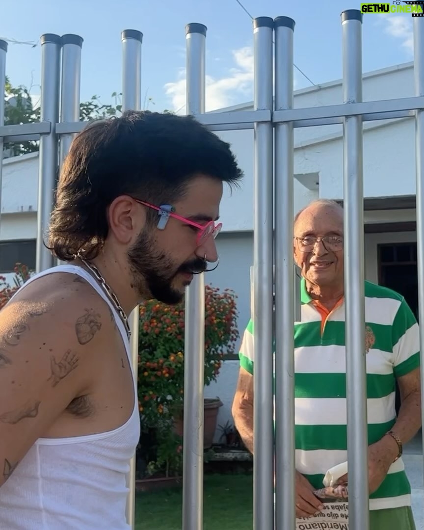 Camilo Instagram - En el aeropuerto, apenas llegué, con el corazón a mil por estar en Montería, una niña me preguntó si podía orar muy rápido. Le dije que sí y dijo: “Gracias Padre, porque Camilo regresó a su casa”. Ahí se completó mi corazón! 1. Volver a 2C 📝 2. Dos Monterianos volviendo a casa. Gracias @manuelturizo por esta invitación. Te admiro profundísimamente. 3. En este patio nunca pasó el tiempo 4. Peto 4 the soul 🥣 5. Mi niñez sigue jugando en estas canchas 6. Timbrando en la primera casa que recuerdo para que me dejaran entrar a recordar. 7. Yo me quedo aquí debajo de la bonga 🌳 8. Vueltiao 9. Lágrimas de nostalgia y ganas de volver a estar ahí. Montería - Córdoba