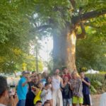 Camilo Instagram – En el aeropuerto, apenas llegué, con el corazón a mil por estar en Montería, una niña me preguntó si podía orar muy rápido. Le dije que sí y dijo: “Gracias Padre, porque Camilo regresó a su casa”. Ahí se completó mi corazón! 
1. Volver a 2C 📝 
2. Dos Monterianos volviendo a casa. Gracias @manuelturizo por esta invitación. Te admiro profundísimamente. 
3. En este patio nunca pasó el tiempo
4. Peto 4 the soul 🥣 
5. Mi niñez sigue jugando en estas canchas
6. Timbrando en la primera casa que recuerdo para que me dejaran entrar a recordar.
7. Yo me quedo aquí debajo de la bonga 🌳 
8. Vueltiao 
9. Lágrimas de nostalgia y ganas de volver a estar ahí. Montería – Córdoba