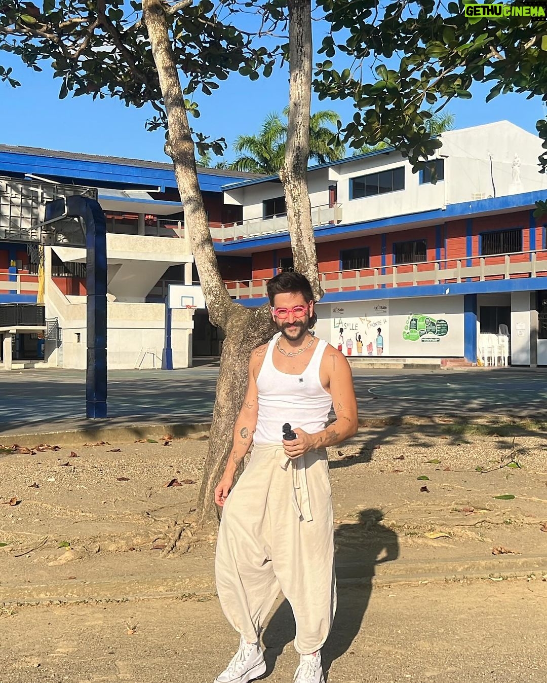 Camilo Instagram - En el aeropuerto, apenas llegué, con el corazón a mil por estar en Montería, una niña me preguntó si podía orar muy rápido. Le dije que sí y dijo: “Gracias Padre, porque Camilo regresó a su casa”. Ahí se completó mi corazón! 1. Volver a 2C 📝 2. Dos Monterianos volviendo a casa. Gracias @manuelturizo por esta invitación. Te admiro profundísimamente. 3. En este patio nunca pasó el tiempo 4. Peto 4 the soul 🥣 5. Mi niñez sigue jugando en estas canchas 6. Timbrando en la primera casa que recuerdo para que me dejaran entrar a recordar. 7. Yo me quedo aquí debajo de la bonga 🌳 8. Vueltiao 9. Lágrimas de nostalgia y ganas de volver a estar ahí. Montería - Córdoba