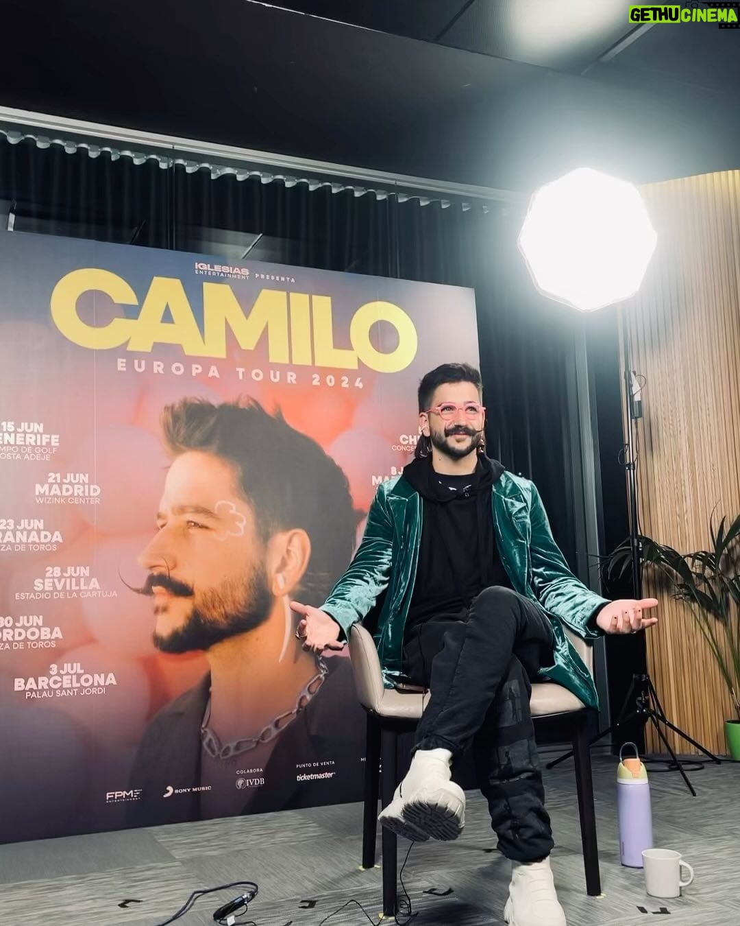 Camilo Instagram - Estoy llegando a Sevilla a los @latingrammys 😏. Pasé unos días felices en Madrid. Caminando y montando bici a todos lados. Abrazando a gente que no conozco por la calle. Tomando café en lugares metidos en calles estrechas. Haciendo yoga todos los días. Comiendo en cantidades industriales. Anunciar mi tour por España mientras estoy en España: LA FELICIDAD.