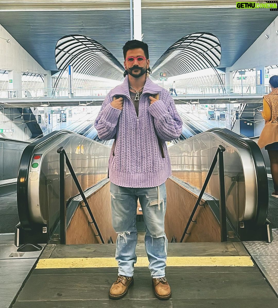 Camilo Instagram - Estoy llegando a Sevilla a los @latingrammys 😏. Pasé unos días felices en Madrid. Caminando y montando bici a todos lados. Abrazando a gente que no conozco por la calle. Tomando café en lugares metidos en calles estrechas. Haciendo yoga todos los días. Comiendo en cantidades industriales. Anunciar mi tour por España mientras estoy en España: LA FELICIDAD.