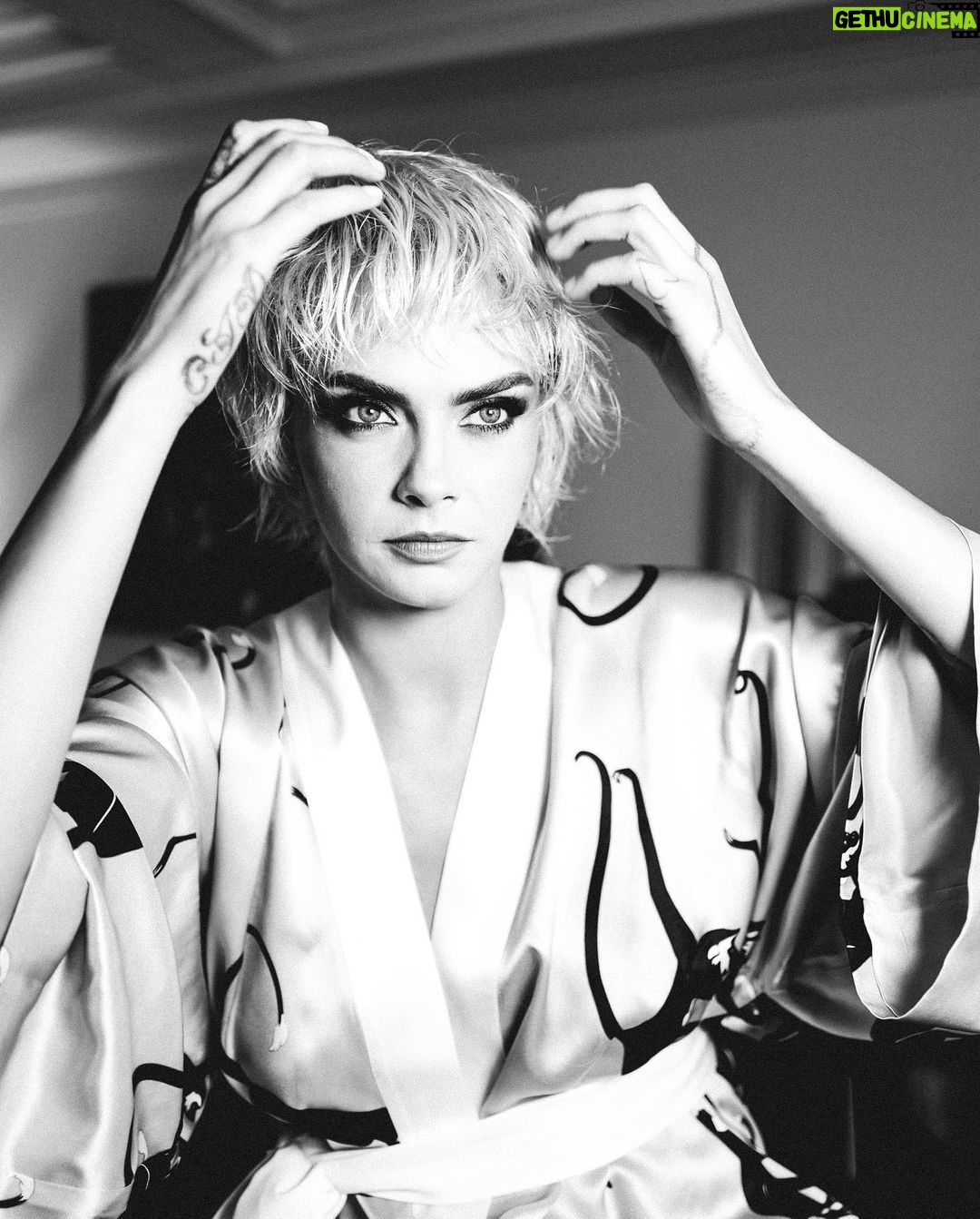 Cara Delevingne Instagram - Last week’s transformation in action 📸 @huntermoreno The Mark Hotel