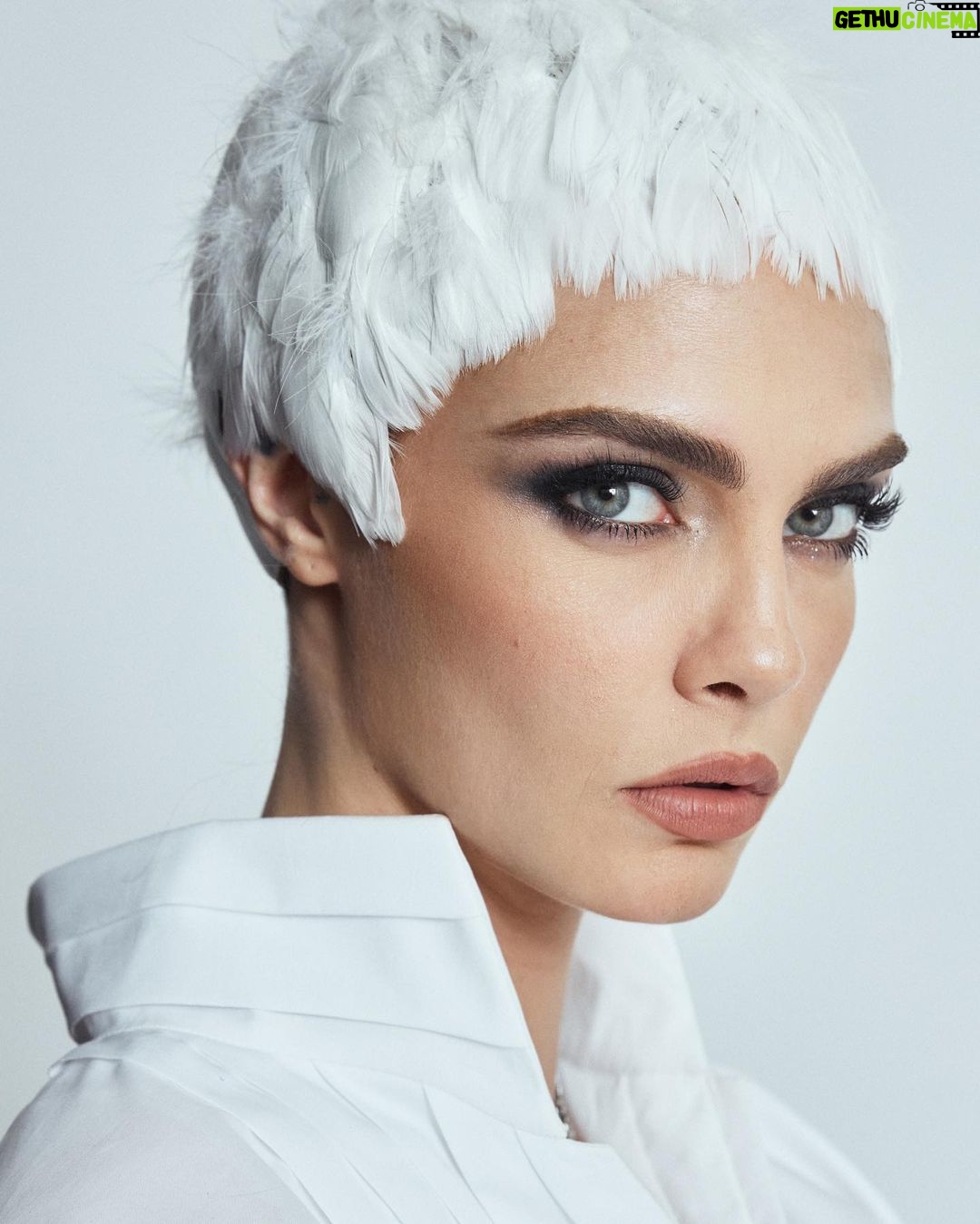 Cara Delevingne Instagram - Light as a feather
