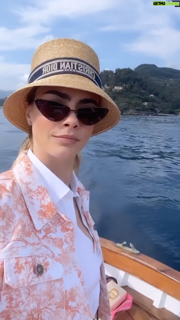 Cara Delevingne Instagram - Iām the captain now š®š¹ Portofino