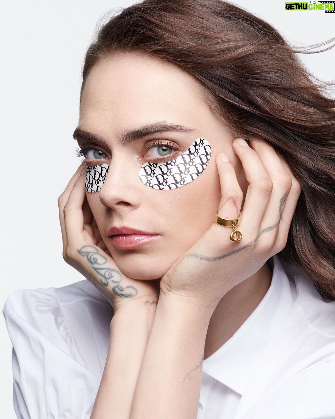 Cara Delevingne Instagram - One touch to release your charming eyes ✨ @diorbeauty #DiorEyeMania #DiorBackstage #ad