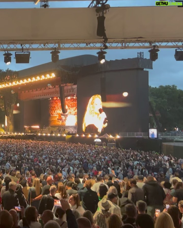 Cara Delevingne Instagram - An absolutely A+ London weekend seeing the sensational queen @adele in Hyde Park & a lovely stay at @thesavoylondon … thank you @all ! Hyde Park, London