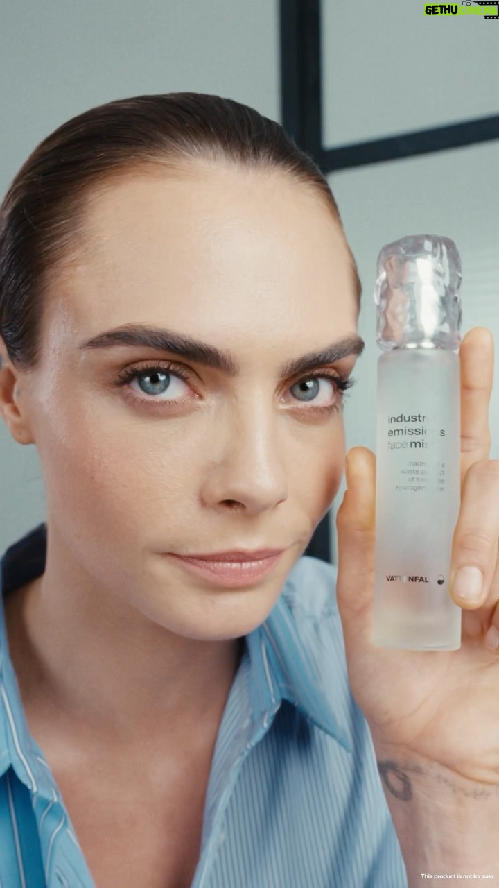 Cara Delevingne Instagram - Getting ready using Industrial Emissions Face Mist from @vattenfall 🌫️💦 Learn more at vattenfall.com/hydrogen #Vattenfall #FossilFreeLiving #FossilFreeHydrogen