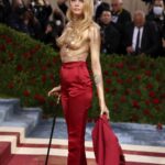 Cara Delevingne Instagram - GILDED 🌟 @dior @diorbeauty @voguemagazine @metmuseum @amberasaly @gettyentertainment @robzangardi @marielhaenn @romyglow @mararoszak @thuybnguyen @joannavargasnyc @flavialanini @theledecompany @della_vite