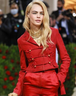 Cara Delevingne Instagram - GILDED 🌟 

@dior @diorbeauty 
@voguemagazine 
@metmuseum 
@amberasaly 
@gettyentertainment 
@robzangardi @marielhaenn 
@romyglow 
@mararoszak 
@thuybnguyen 
@joannavargasnyc 
@flavialanini 
@theledecompany 
@della_vite