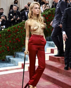 Cara Delevingne Instagram - GILDED 🌟 

@dior @diorbeauty 
@voguemagazine 
@metmuseum 
@amberasaly 
@gettyentertainment 
@robzangardi @marielhaenn 
@romyglow 
@mararoszak 
@thuybnguyen 
@joannavargasnyc 
@flavialanini 
@theledecompany 
@della_vite
