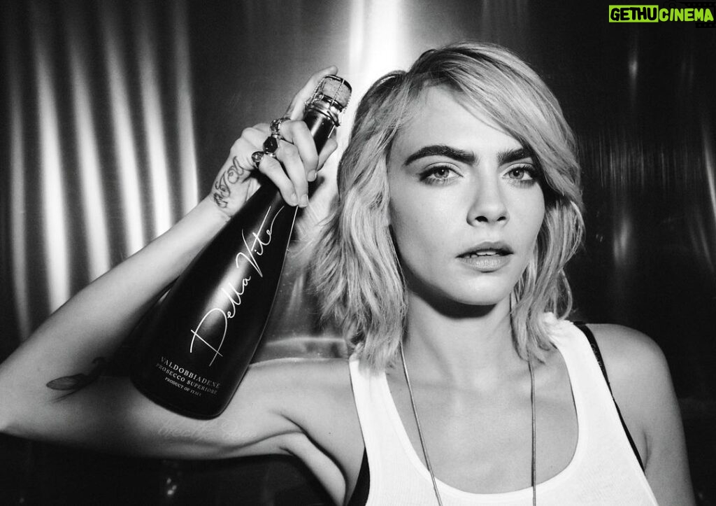 Cara Delevingne Instagram - I’m giving away 10 signed, limited-edition Della Vite Magnums 🍾🍾🍾 I know lots of you really want to try @della_vite, so I wanted to open up this giveaway to ALL of you, anywhere in the world. To enter you need to: • Follow @della_vite • Like this post and tag who you’d share your Prosecco with • Share this picture to your story for a bonus entry *All entries must be of national legal drinking age Do all the above to enter and I’m going to pick 10 winners and announce them on my stories this Friday. Don’t be shy! Get tagging… -------- Photo by @alexbramall