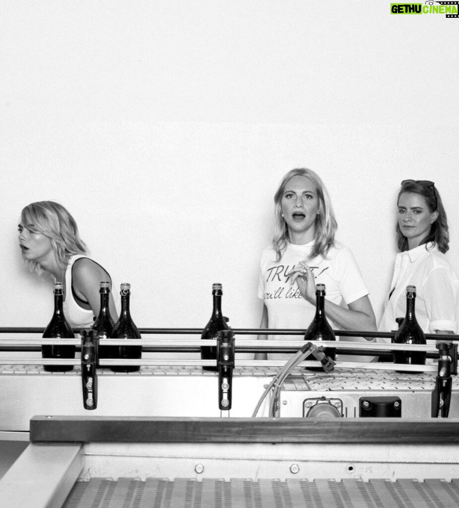 Cara Delevingne Instagram - A proud moment with @poppydelevingne and @cdelevingne watching the first run of @della_vite