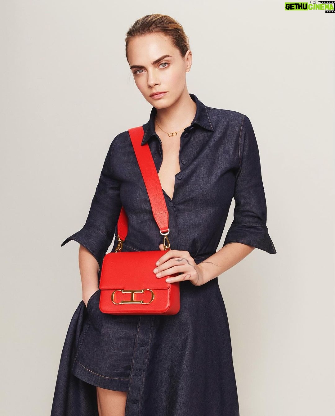 Cara Delevingne Instagram - Is it Cara or Carolina? There is a story behind each name.
@carolinaherrera #CHInsignia #CHCarolinaHerrera Photography by @felix_cooper