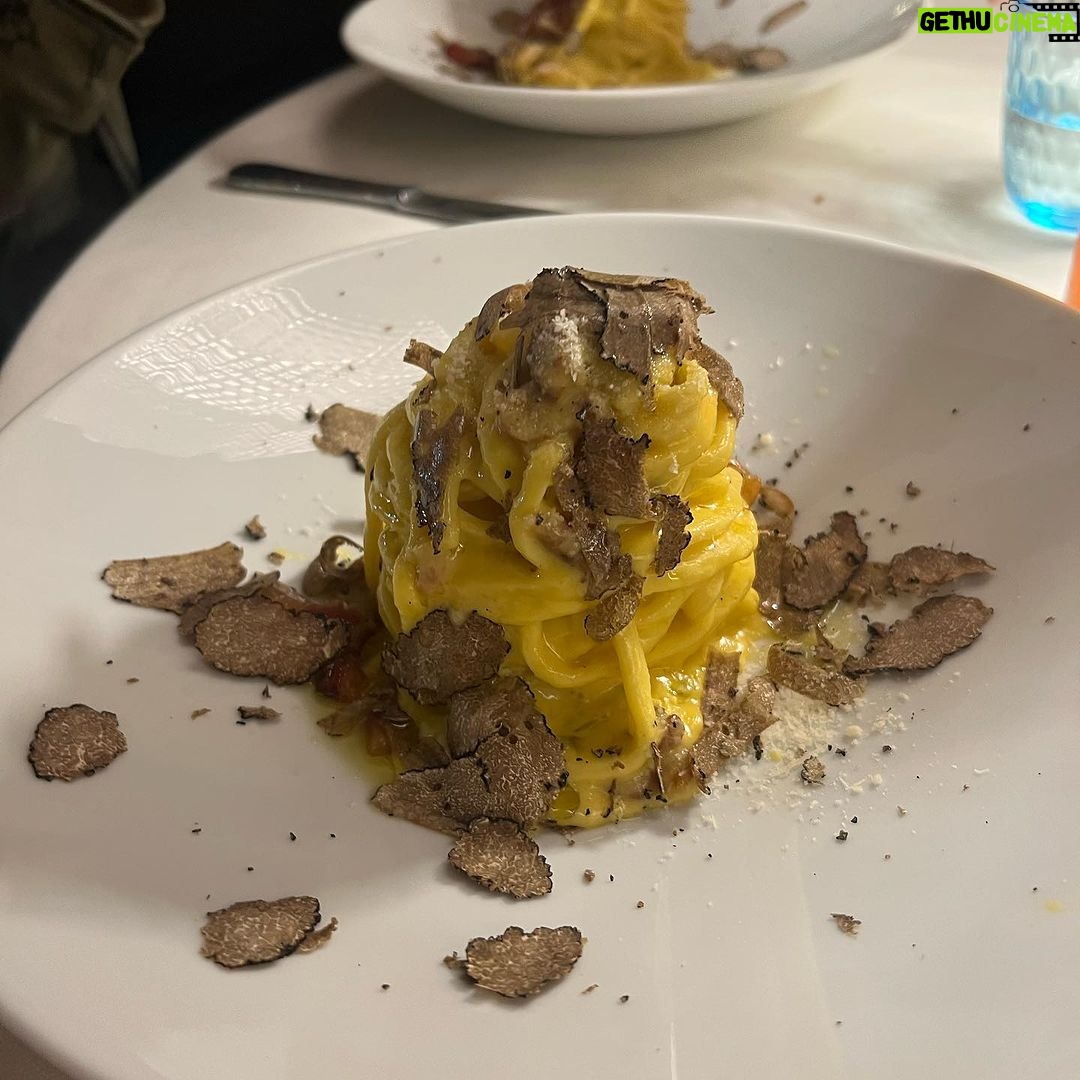 Cara Delevingne Instagram - penis, pasta and little ol’ me 🤌 Thank you @airbnb ❤️ Firenze, Italy