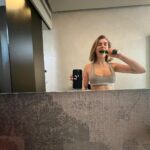 Cara Delevingne Instagram - penis, pasta and little ol’ me 🤌 Thank you @airbnb ❤️ Firenze, Italy