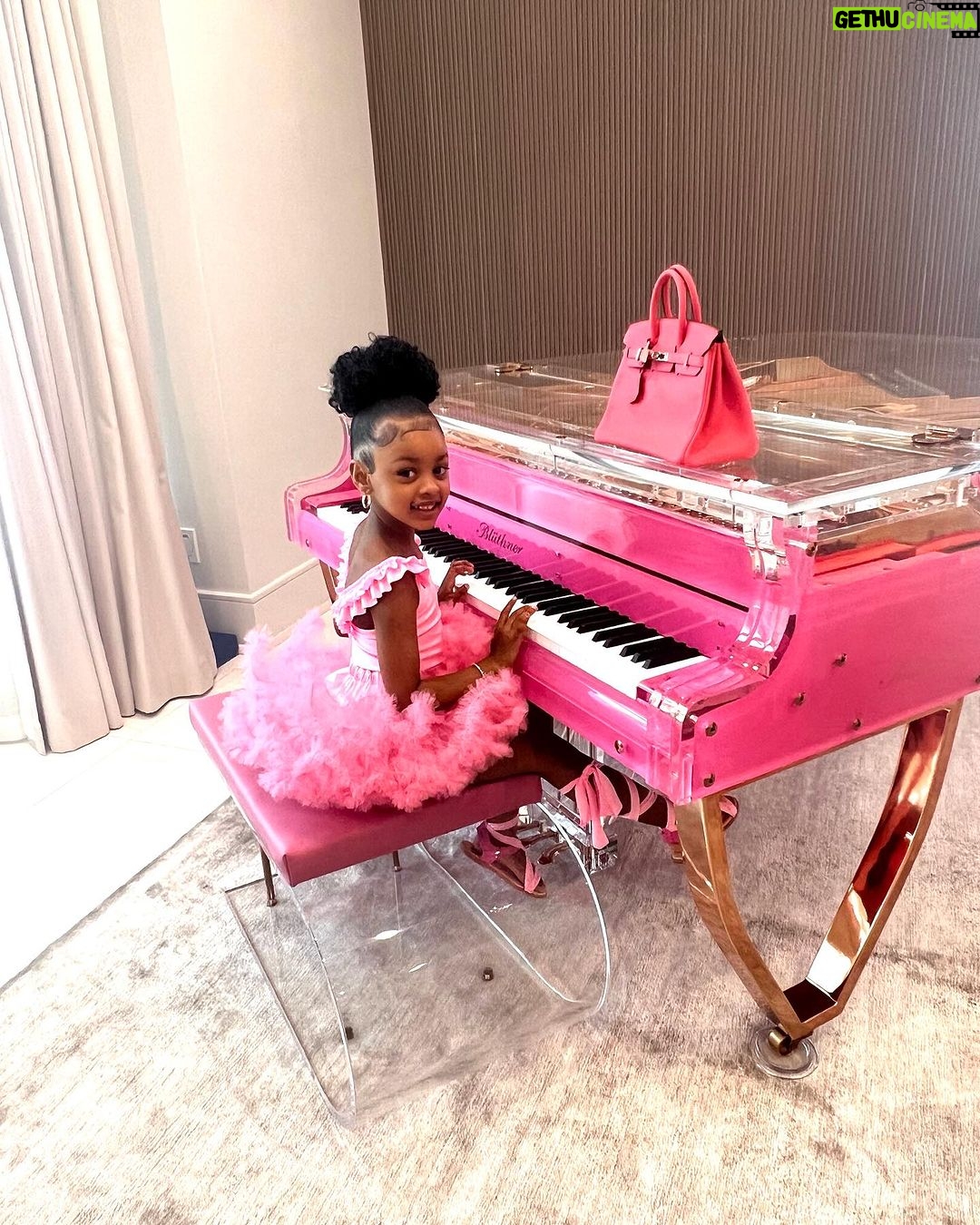 Cardi B Instagram - My baby is five🥹….Happy birthday to my pretty princess.It’s beautiful seeing my girl grow yet makes me a lil sad that my baby is not my little baby no more.💖🎀🍰🎂5️⃣..light lil turn up today till the weekend🎉🥳🎈