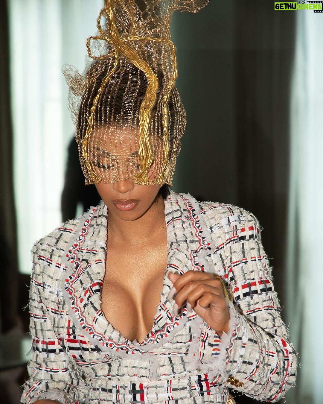 Cardi B Instagram - Custom couture @thombrowne ….I’m a very blessed girl💙❤️🤍I’m thankful everyday that my work and my lord have me living my dreams