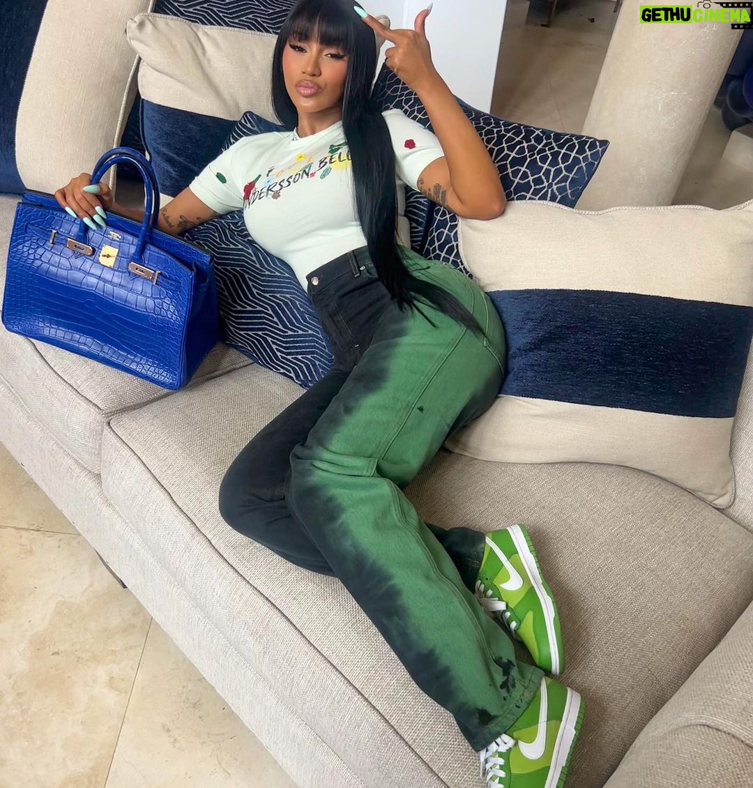 Cardi B Instagram - Yeaaaaaaaaaa I’m in the booth playin wit my 🐱btch.