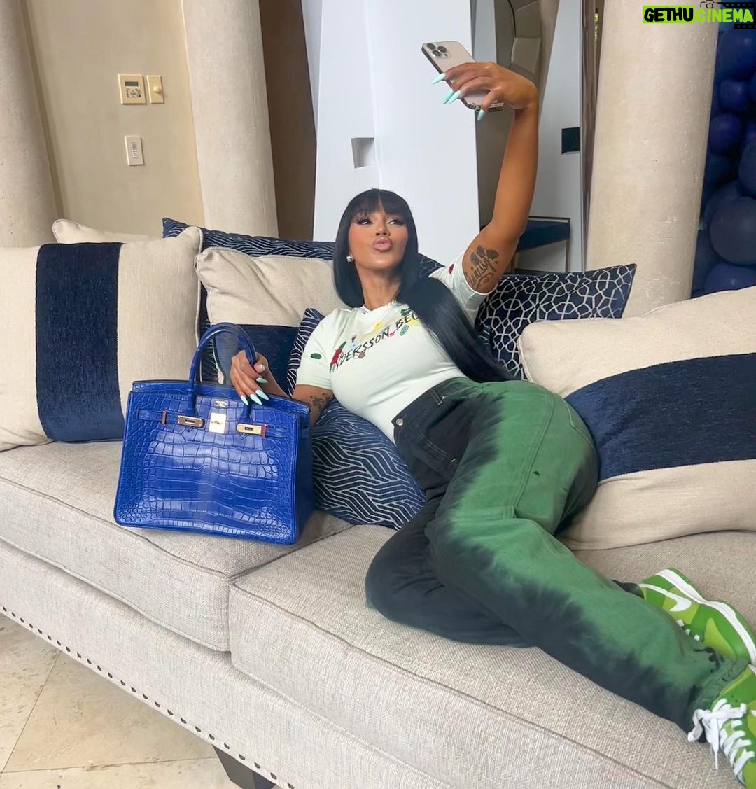Cardi B Instagram - Yeaaaaaaaaaa I’m in the booth playin wit my 🐱btch.