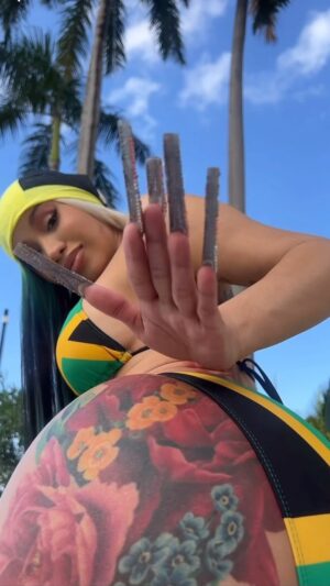 Cardi B Instagram - DESPECHAAA ❤️