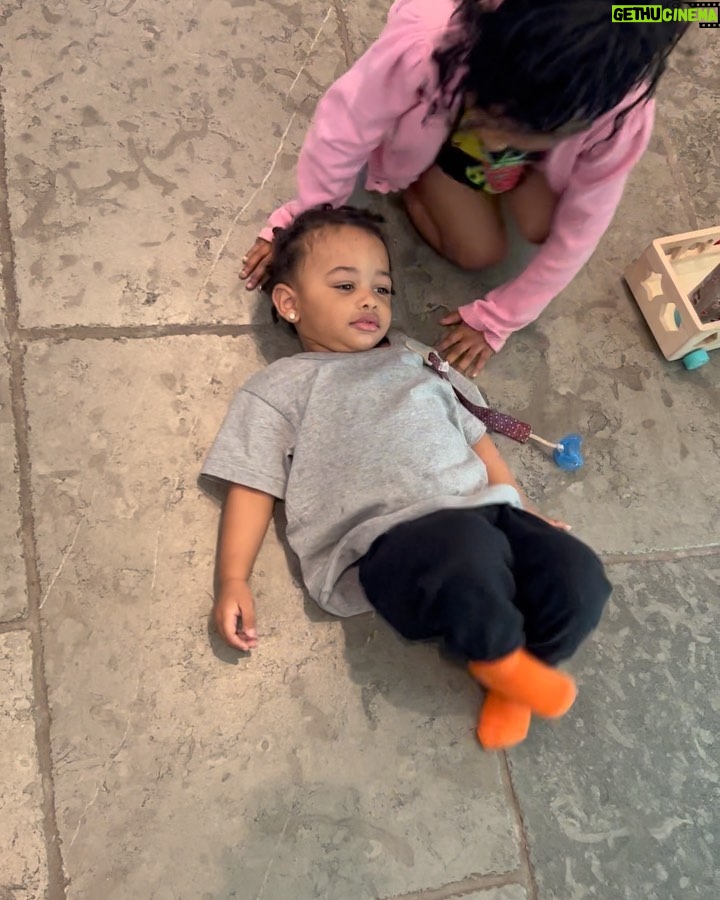 Cardi B - 4.2 Million Likes - My favorite holiday,I birth my best friends💗💙…..HAPPY MOTHERS DAY BEAUTIFULS💐🌸
