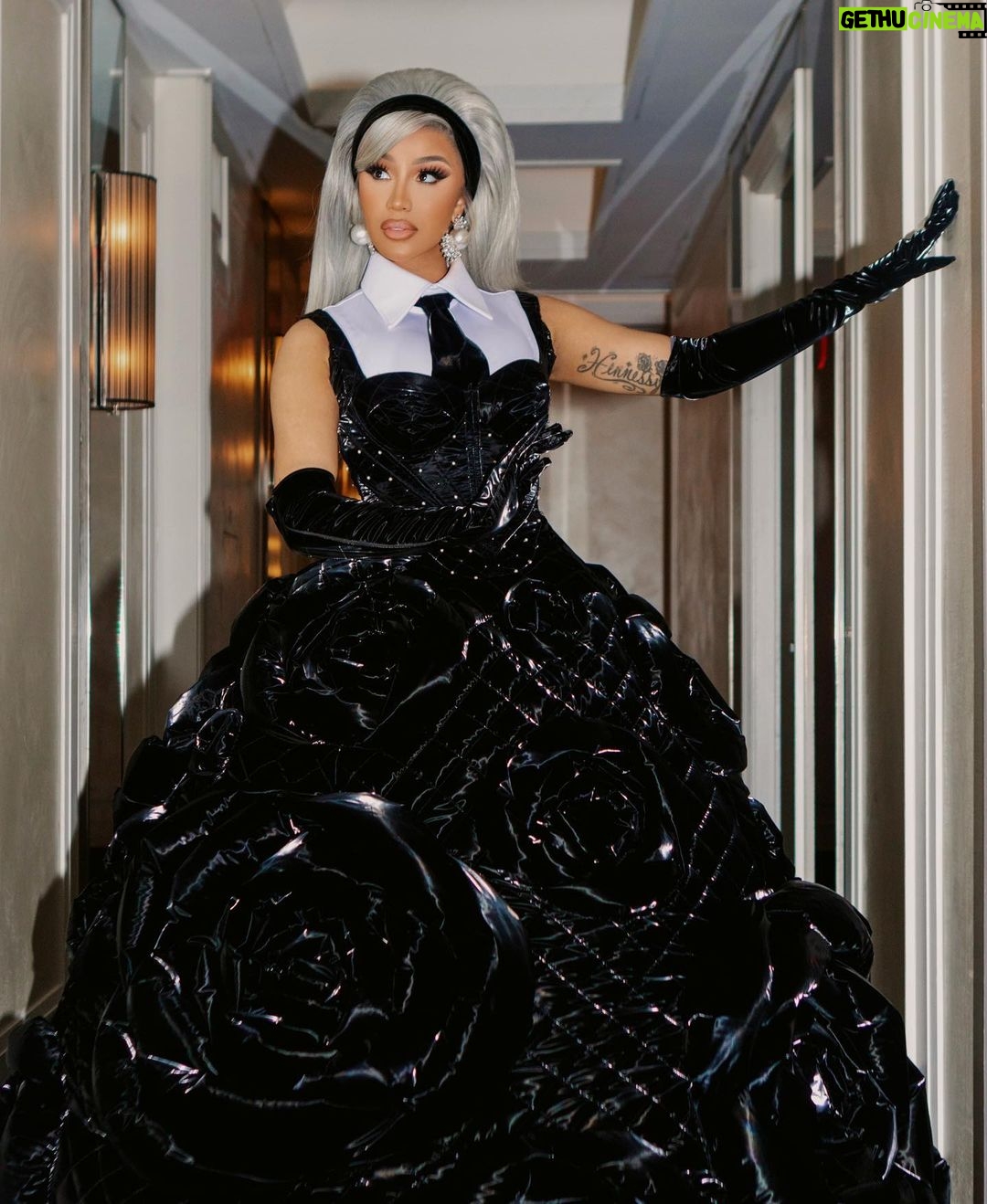 Cardi B Instagram - Soooo beautiful yet sooo edgy .I was afraid of doing the Grey hair but I went for it and it looked amazing….Thank you @chenpengstudio for this amazing dress & @laureldewitt for the earrings 🖤♠️🕷️