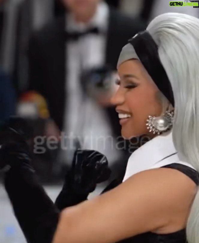 Cardi B Instagram - Soooo beautiful yet sooo edgy .I was afraid of doing the Grey hair but I went for it and it looked amazing….Thank you @chenpengstudio for this amazing dress & @laureldewitt for the earrings 🖤♠️🕷️