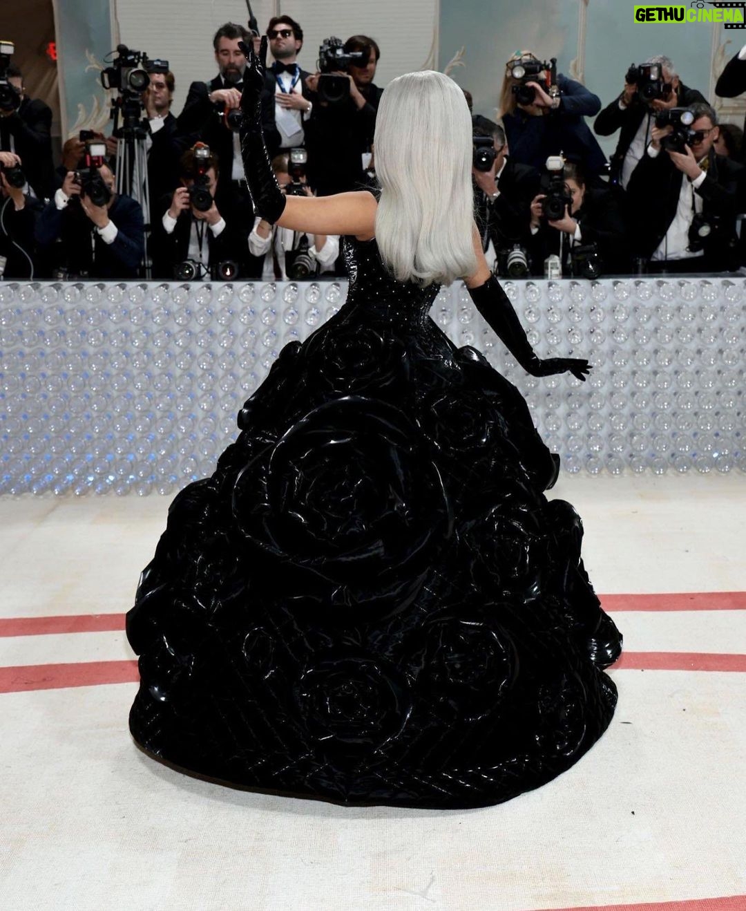 Cardi B Instagram - Soooo beautiful yet sooo edgy .I was afraid of doing the Grey hair but I went for it and it looked amazing….Thank you @chenpengstudio for this amazing dress & @laureldewitt for the earrings 🖤♠️🕷️