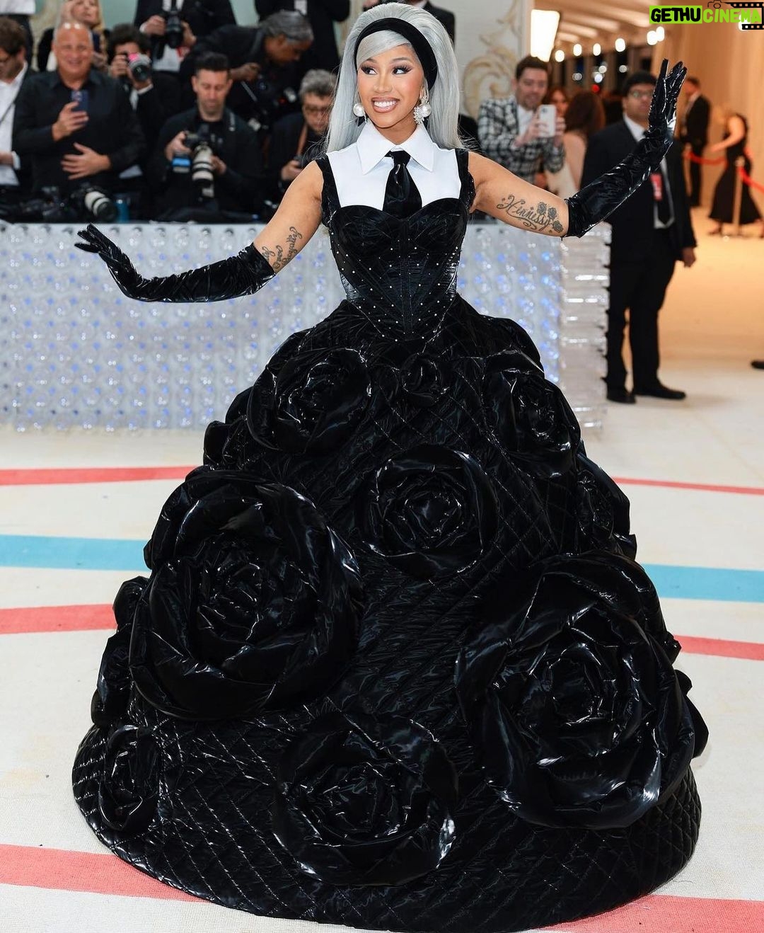 Cardi B Instagram - Soooo beautiful yet sooo edgy .I was afraid of doing the Grey hair but I went for it and it looked amazing….Thank you @chenpengstudio for this amazing dress & @laureldewitt for the earrings 🖤♠️🕷️
