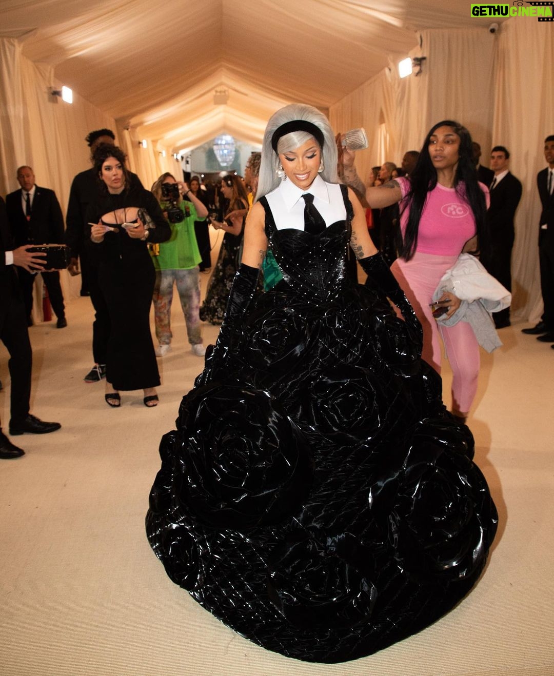 Cardi B Instagram - Soooo beautiful yet sooo edgy .I was afraid of doing the Grey hair but I went for it and it looked amazing….Thank you @chenpengstudio for this amazing dress & @laureldewitt for the earrings 🖤♠️🕷️