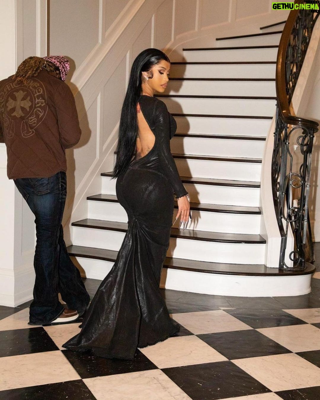 Cardi B Instagram - Had the best Vday ever❤️🥰…….Finally wore this dress Michelle gave Set 2 years ago!Thank you Michelle & set🖤🖤