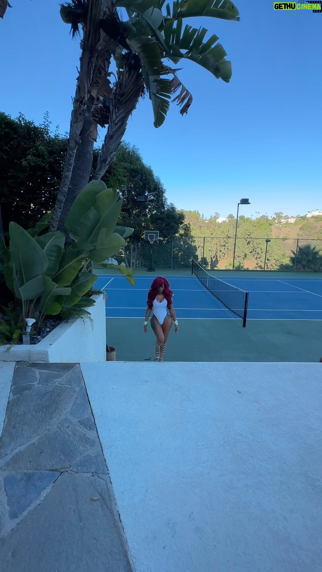 Cardi B Instagram - Gotta big announcement to make tomorrow! 🚨