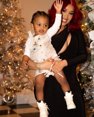 Cardi B Instagram - You will think the older they get the easier it will be to take these pictures!😒😒😒😒…….Anyways MERRY CHRISTMAS 🎄🎁 🖤