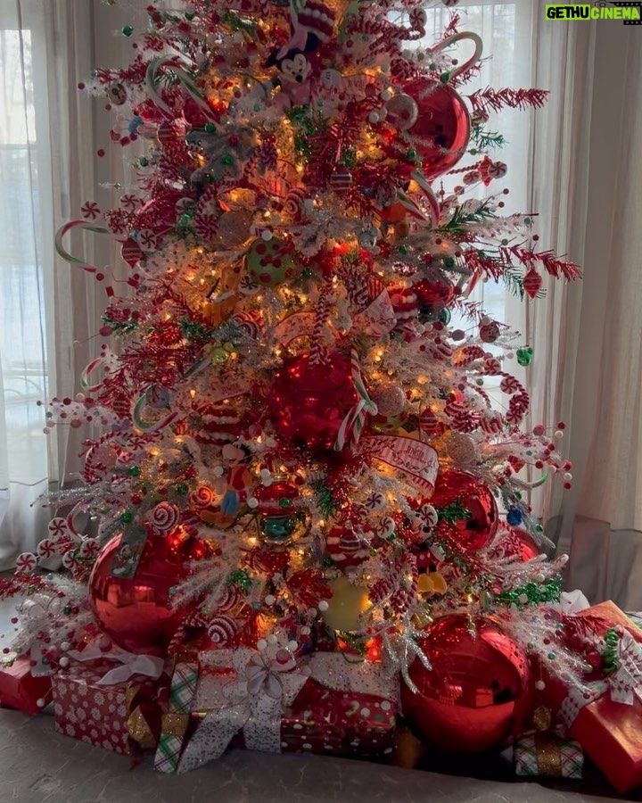 Cardi B Instagram - THE TREE UP 🎄🎁 @david_christophers_inc