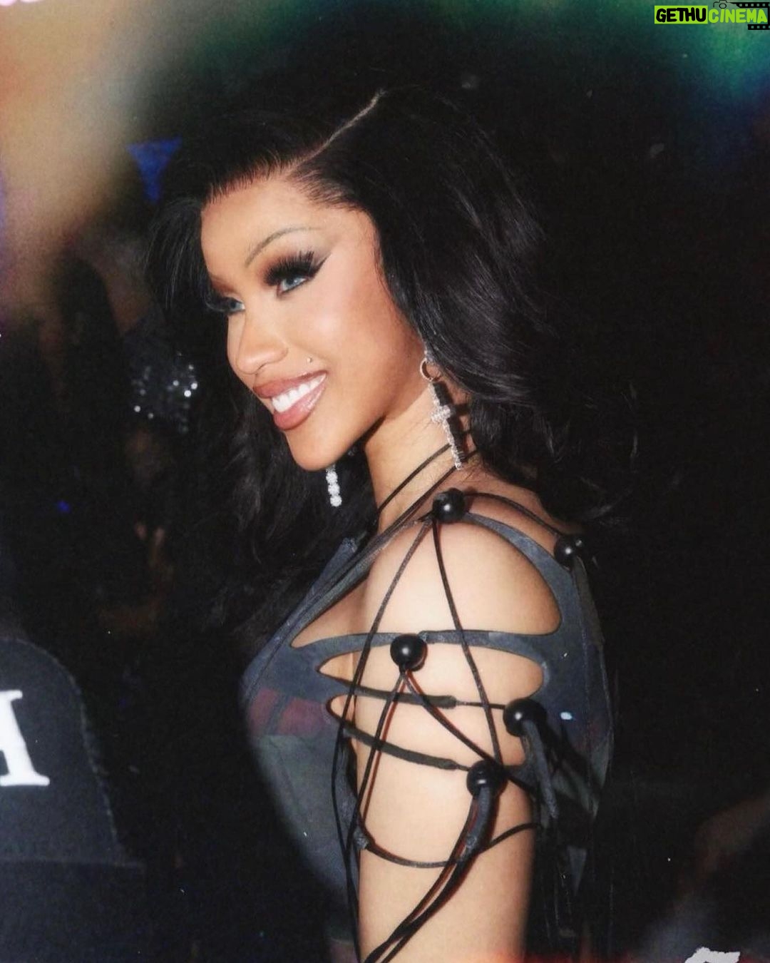 Cardi B Instagram - What’s love got to do wit it?😉….Happy New Years💚