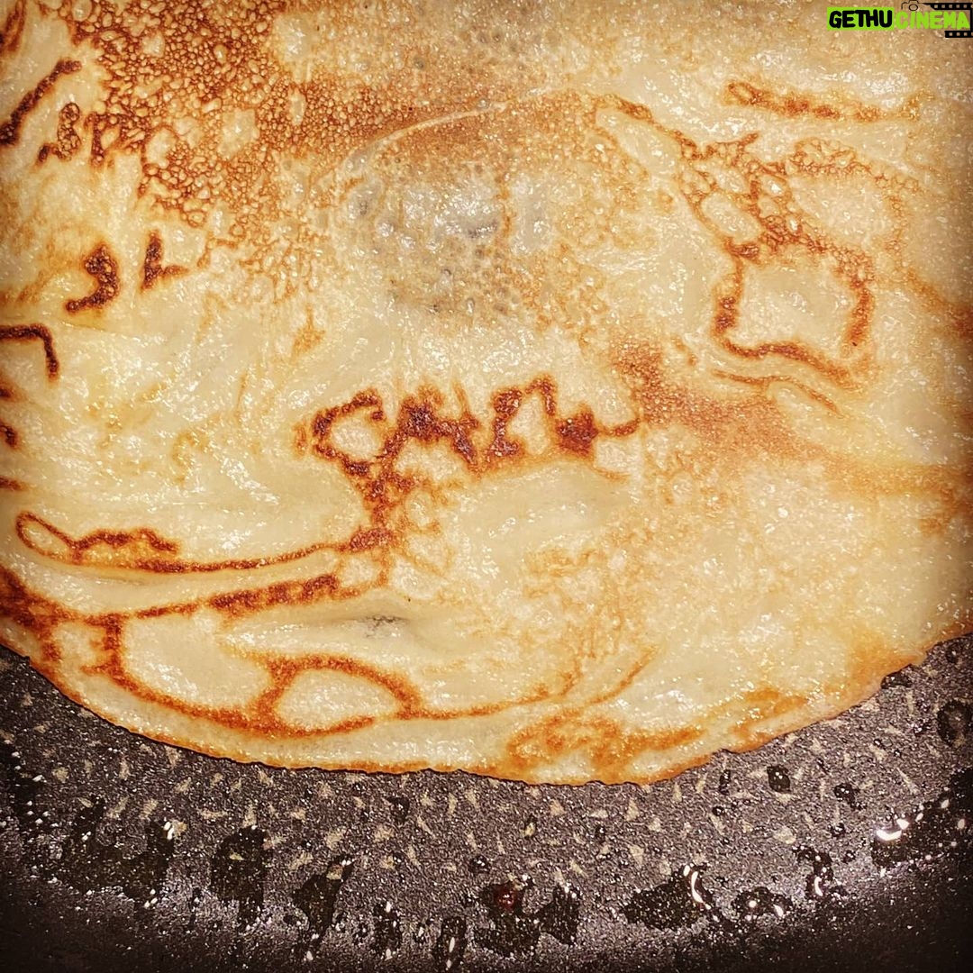 Carl Stanley - 2.2K Likes - 1. Står det Carl på min egentillverkade pannkaka?
2. Pizzakartongkonst.
3. Röd keps (läs: keps) är verkligen inte min grej.
Trevlig lördag. Tänk på att allt löser sig bara man lägger sig i fosterställning och gråter tillräckligt länge.
Akta huet!