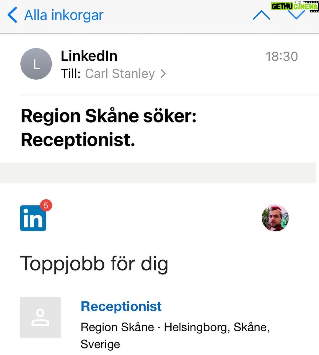 Carl Stanley - 2.1K Likes - Region Skåne vet att det är tuffa tider i standupbranschen. Sätter dom inte fart snart så kommer jag tvingas skaffa ergonomisk sittdyna, läsglasögon, blus och cardigan samt byta namn till Inge-Gret. Ser ni en ledig tjänst som Pellejöns, Tramsebyxa eller något som innefattar putslustigheter så hör av er fort innan jag skaffar peruk och får ischias. Akta huet!