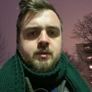 Carl Stanley Instagram - Kära dagbok,
Idag satt jag på en stol i 45 minuter och funderade på vad jag jobbar med. Då jag inte kom på det bestämde jag mig för att åka till Jula och köpa lödfett, mest för skojs skull. Sen åkte jag hem. På vägen mellan bilen och porten tog jag två heta selfies som är bifogade. Annars då? Jo vafan. Psykologen sa igår att det löser sig. Bra råd. Säger så.
Akta huet.