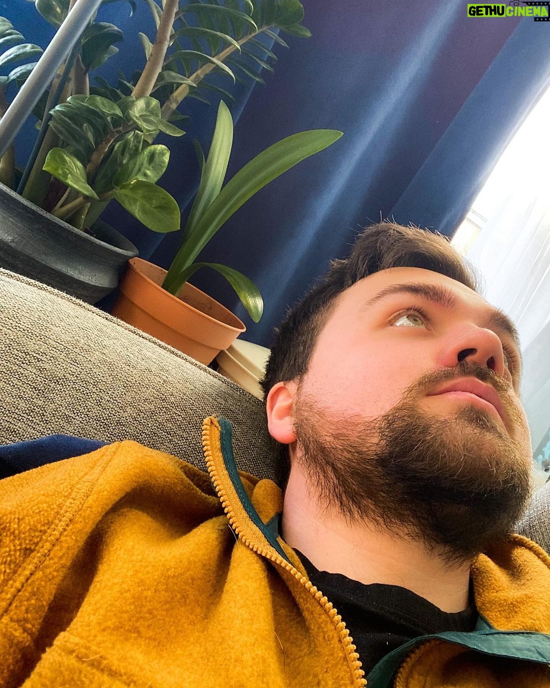 Carl Stanley Instagram - Liverapport från soffan: TV4 Guld finns fortfarande, avslagen Trocadero Zero smakar enhörningspiss (antagligen) och jag når inte mitt snus. Gör längre dosor, TACK (för allt). Akta huet.