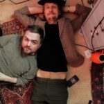 Carl Stanley Instagram - Stockholms fulest har gjort det igen!Visst e vi mysiga? Mm. Tombola Podcast erbjuder HAR MO NI! En timme om man inte är Patreon, en och en halv om man är. Dessutom filmat. Sicken grej. Vi har mikrofoner, kläder och andedräkter precis som alla andra MEN det är ändå NÅNTING som är annorlunda. Lyssna på Tombola Podcast. Akta huet!