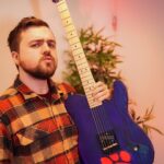 Carl Stanley Instagram - Jag och ”Tassen” 3/2-2021. Tung, ful och billig. (och så har vi ju gitarren då såklart höhöhöhöhahaha) Akta huet