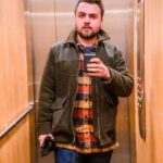 Carl Stanley Instagram - En man i en hiss på ett berg sa en gång: ”Hallå ja!”, till en herre i flipflops och golfkeps. ”Vad vill du?”, sa herren. ”Nä jag tänkte bara...”, sa mannen. ”Du ska inte tänka så jävla mycket. Du ska åka hiss och HÅLLA KÄFTEN!” Resten är en mycket ointressant historia. Därför har jag valt att endast publicera den i pappersåtervinningen utanför Coop i Vinsta. Akta huet.