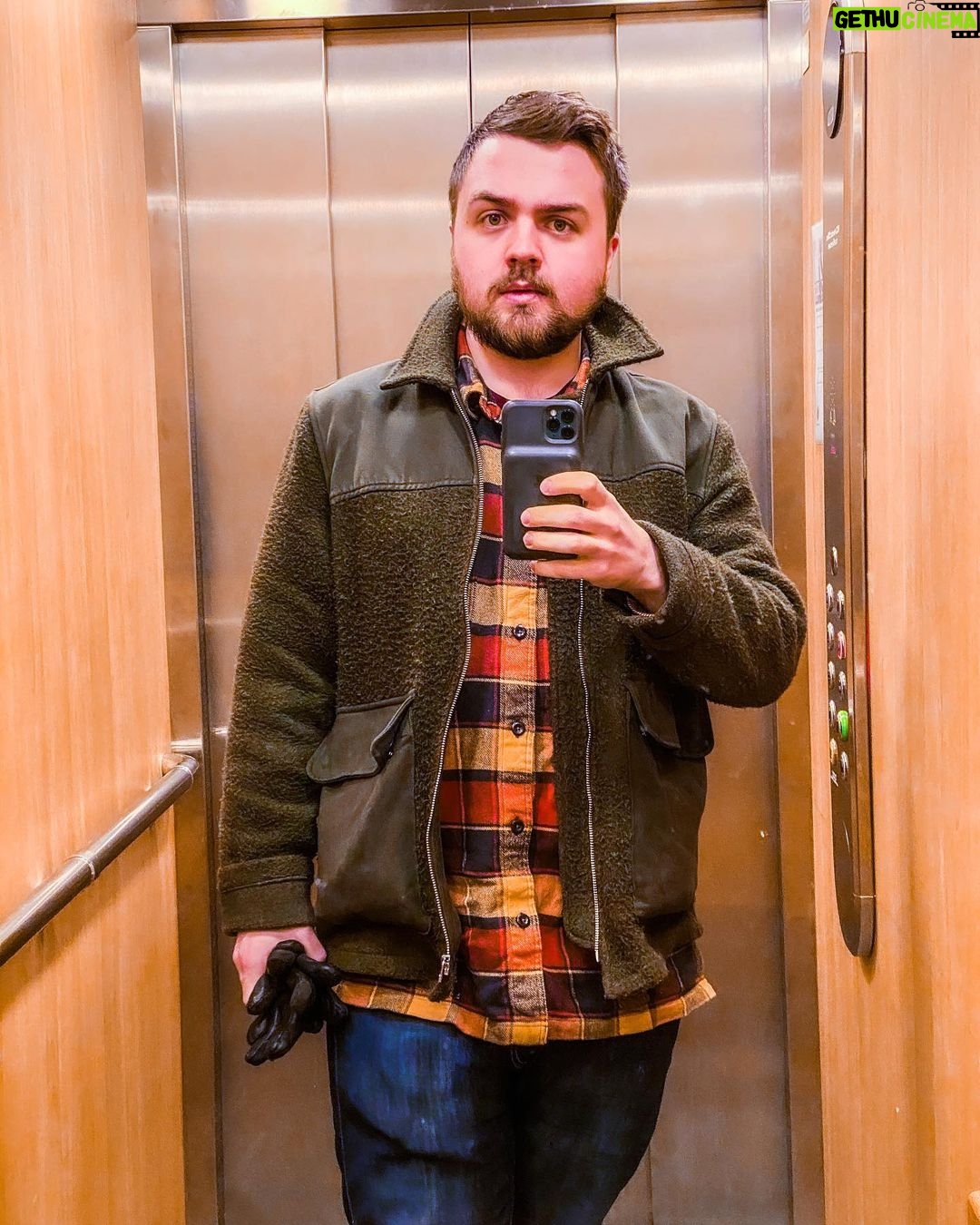 Carl Stanley - 2.1K Likes - En man i en hiss på ett berg sa en gång: ”Hallå ja!”, till en herre i flipflops och golfkeps.
”Vad vill du?”, sa herren.
”Nä jag tänkte bara...”, sa mannen.
”Du ska inte tänka så jävla mycket. Du ska åka hiss och HÅLLA KÄFTEN!”
Resten är en mycket ointressant historia. Därför har jag valt att endast publicera den i pappersåtervinningen utanför Coop i Vinsta. Akta huet.