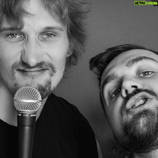 Carl Stanley - 2K Likes - Ojojoj. Sköjjepittarna från västkusten har släppt nya ljudvågor. Folkpodden Tombola Podcast har nu pissat rent bordssilvret i 258 veckor. Välkomna in i lögnens, jönsets och den psykiska ohälsans underbara värld.
Extramaterial och allt filmat för patreons som vanligt.